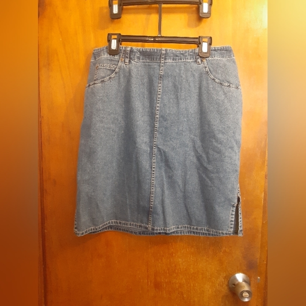 Liz Claiborne Women's Classic Blue Denim Skirt Size 14 Pockets